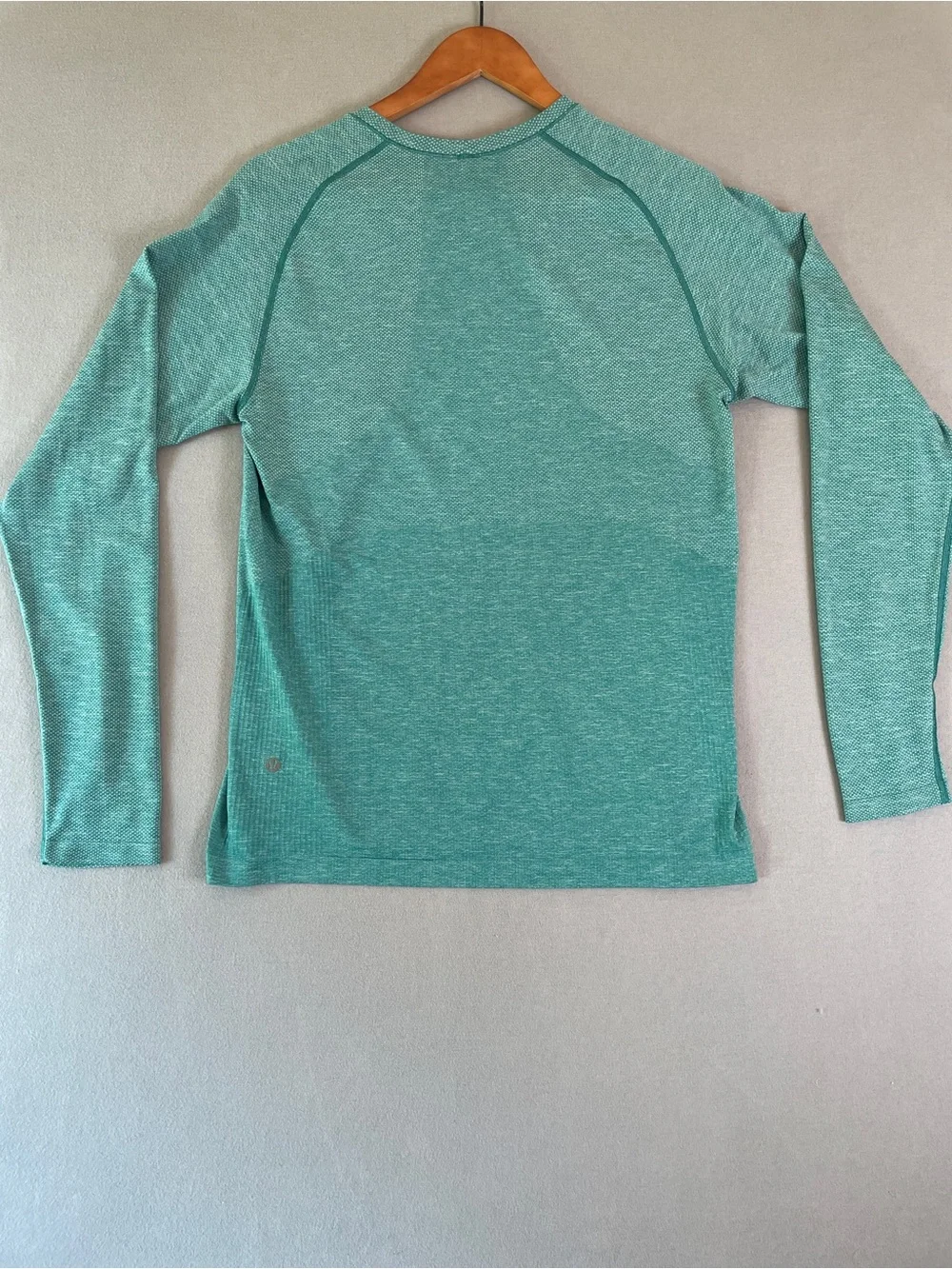 Lululemon Men’s Long sleeved Vent Tech Shirt Size Medium